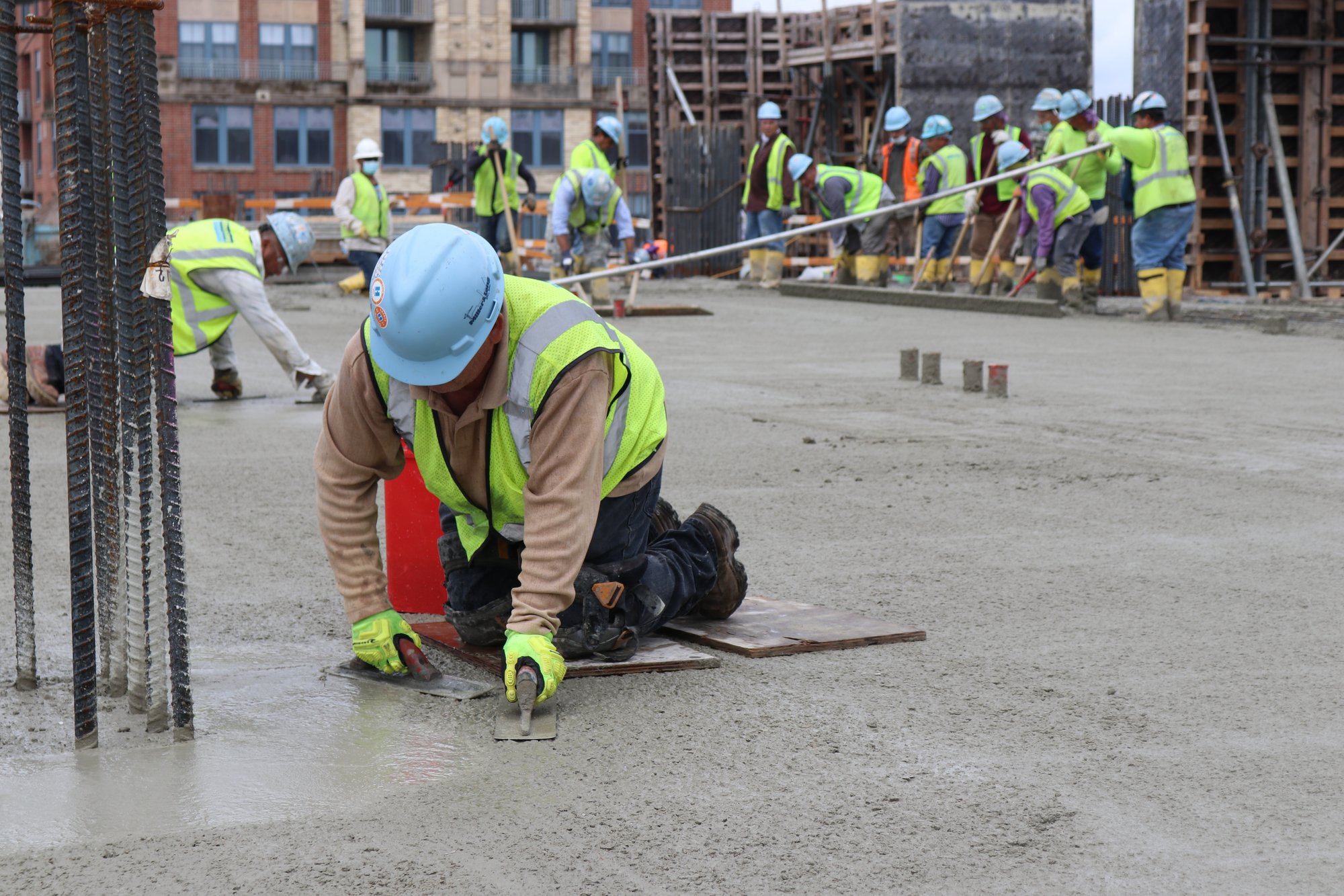 Crews pouring CarbonCure concrete at Amazon HQ2 (Please credit CarbonCure Technologies)